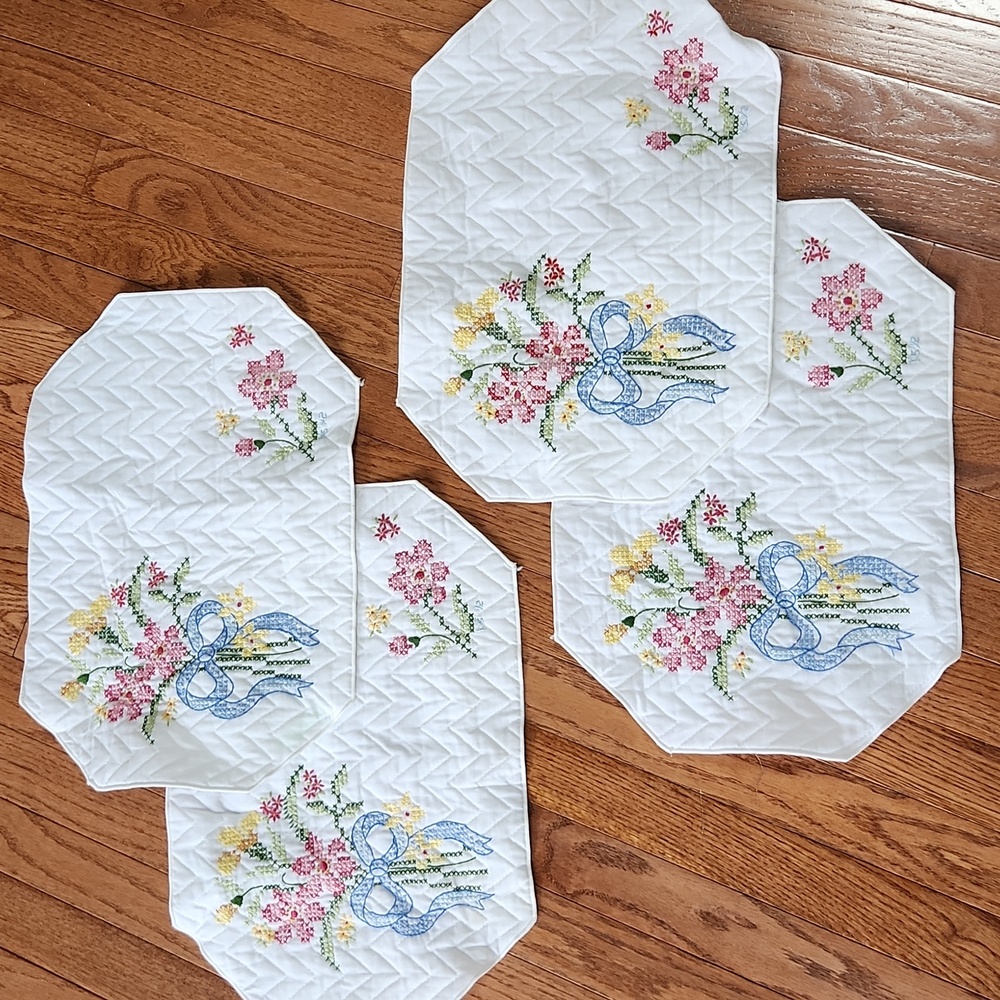 Vintage Hand Embroidered Placemats Set of 4 Cottagecore
